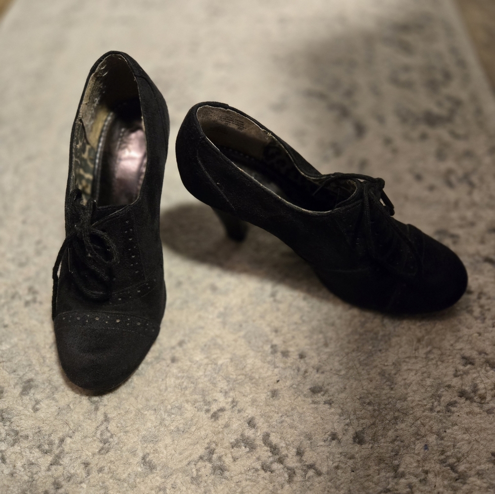 Elegant Black Women's Heels, Suede, Made by UK, Sz 6, very nice like new, narrow